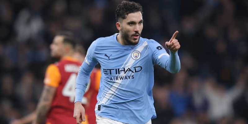 Rayan Cherki và khả năng tạo khác biệt trong không gian hẹp